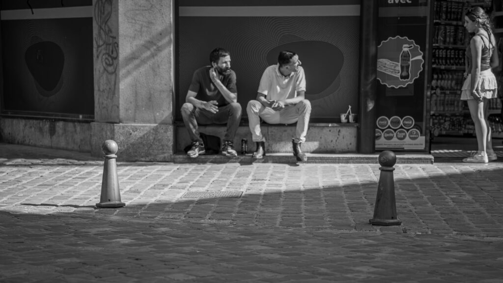 Personnes sous les arcades du Capitole de Toulouse, street photographie noir et blanc de Ka.O