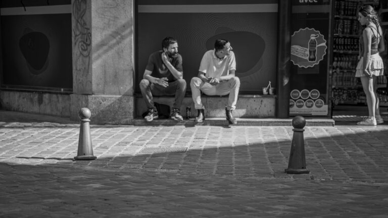 Personnes sous les arcades du Capitole de Toulouse, street photographie noir et blanc de Ka.O