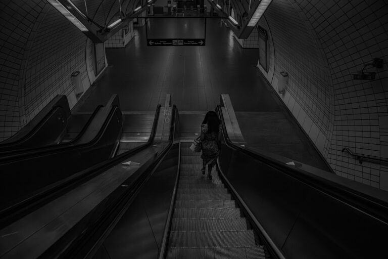 Silhouette descendant un escalier mécanique de métro, street photographie de Ka.O