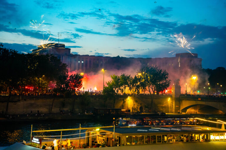 Feu d'artifice sur le Trocadéro à Paris reflété dans la Seine, photo de Ka.O