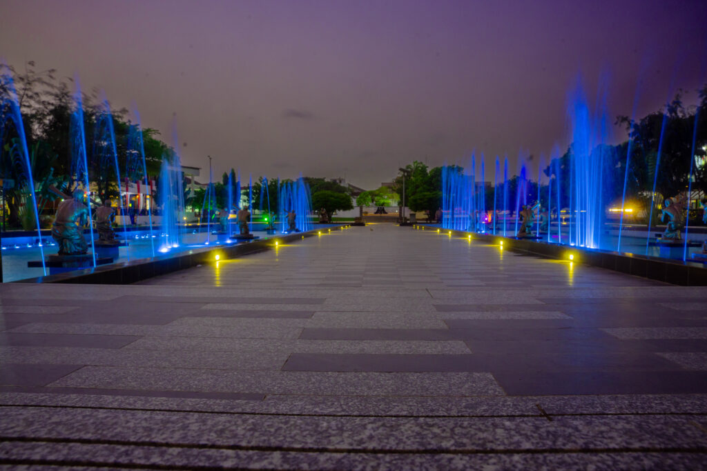 Allée nocturne du mémorial Kwame Nkrumah à Accra et ses fontaines bleues, photo de Ka.O